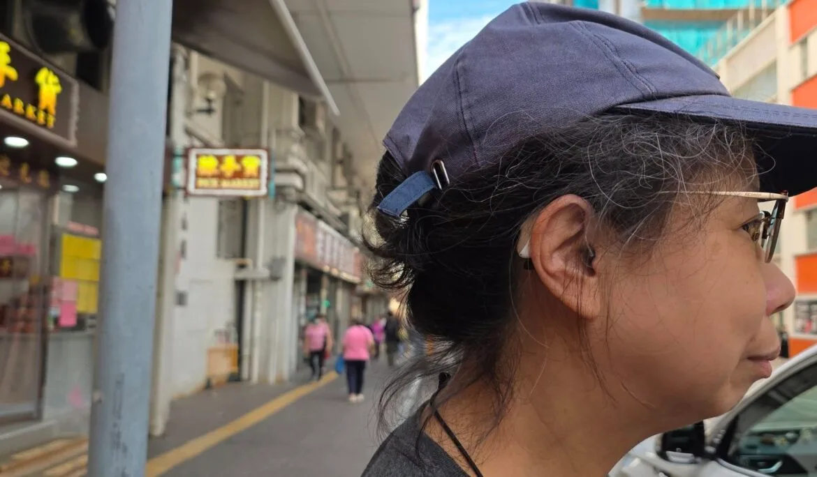 W女士帶耳機